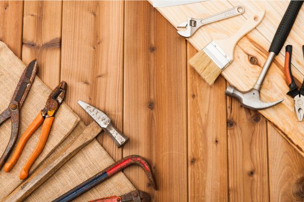 Quels sont les outils de base que tout bricoleur débutant doit avoir ?