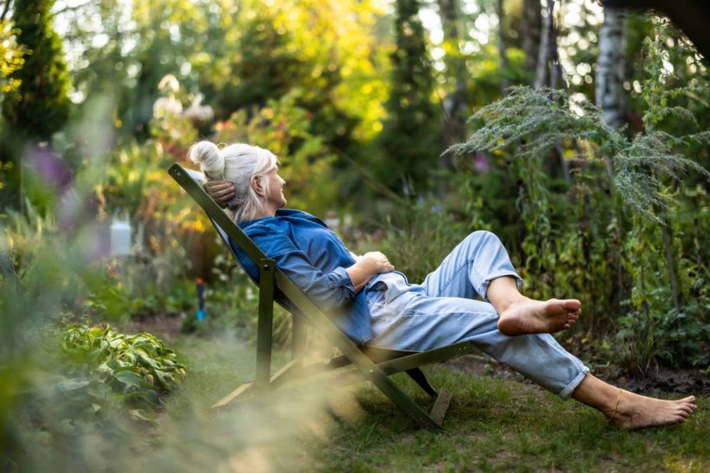 Coin détente avec transats et table basse de jardin